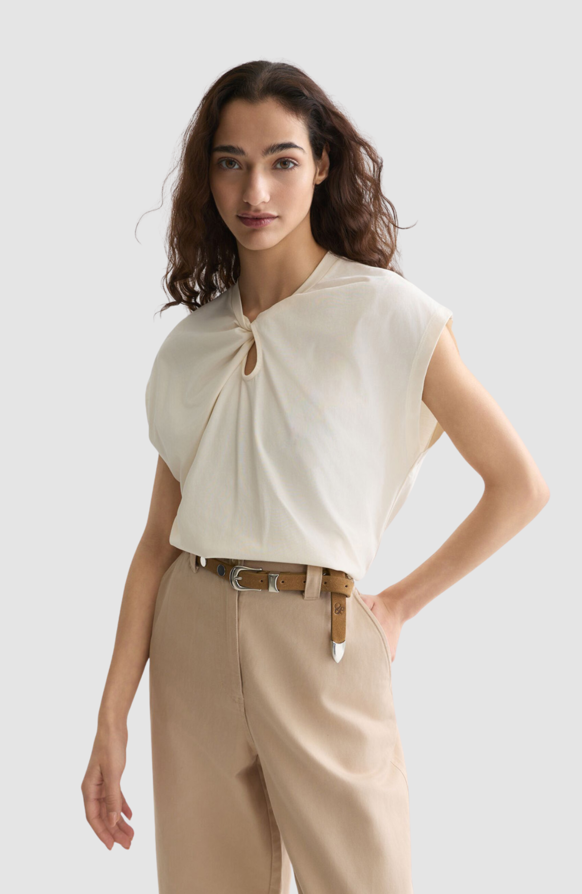 Twisted neckline T-shirt