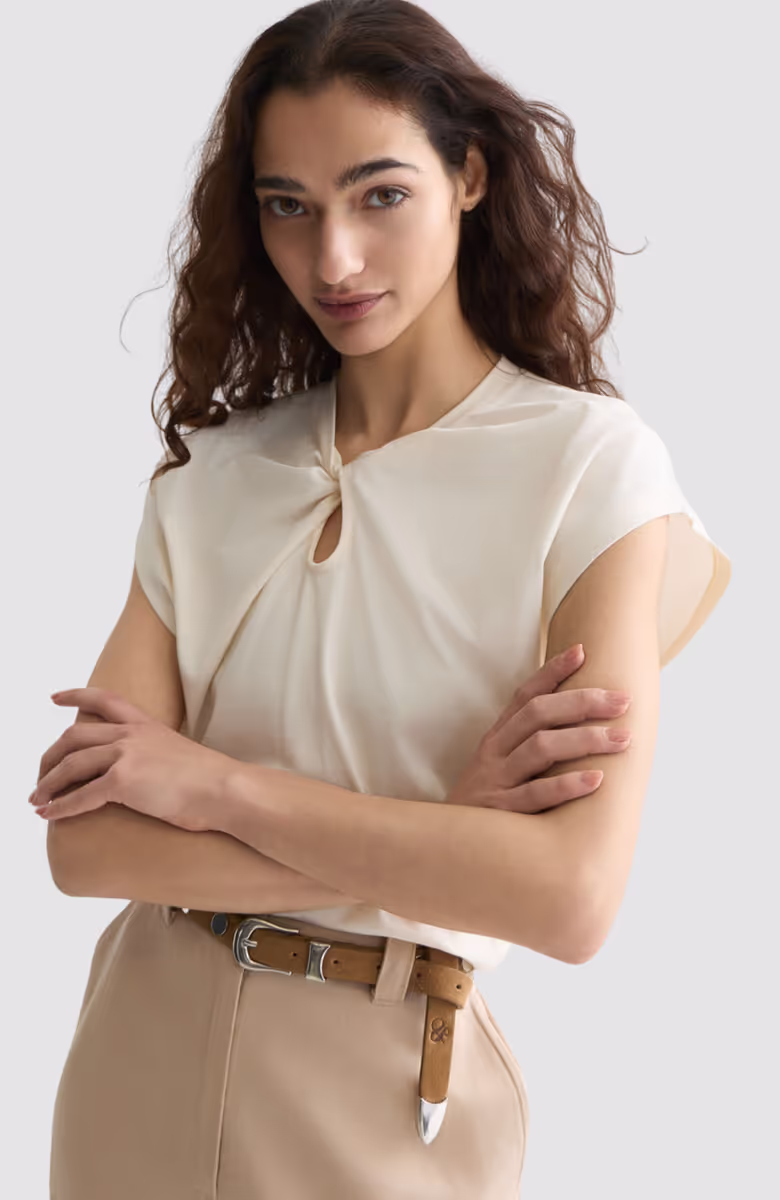 Twisted neckline T-shirt