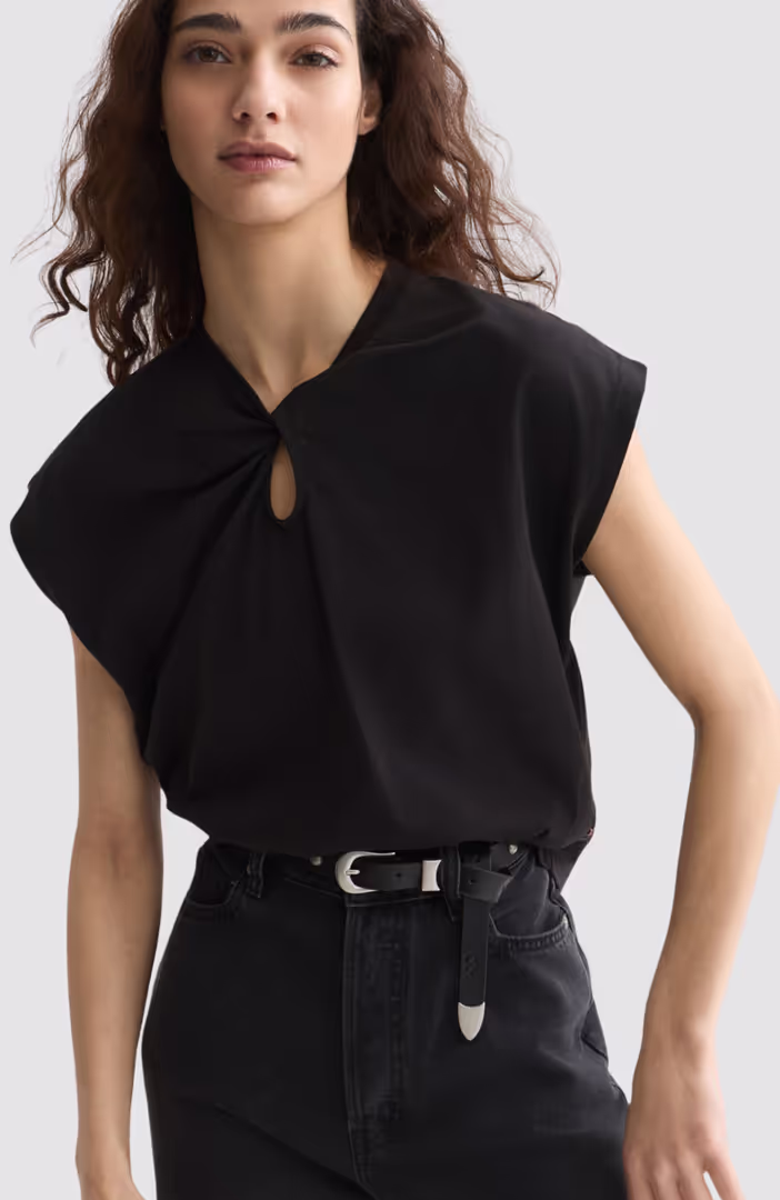 Twisted neckline T-shirt