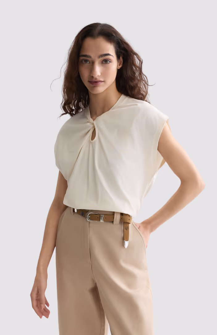 Twisted neckline T-shirt