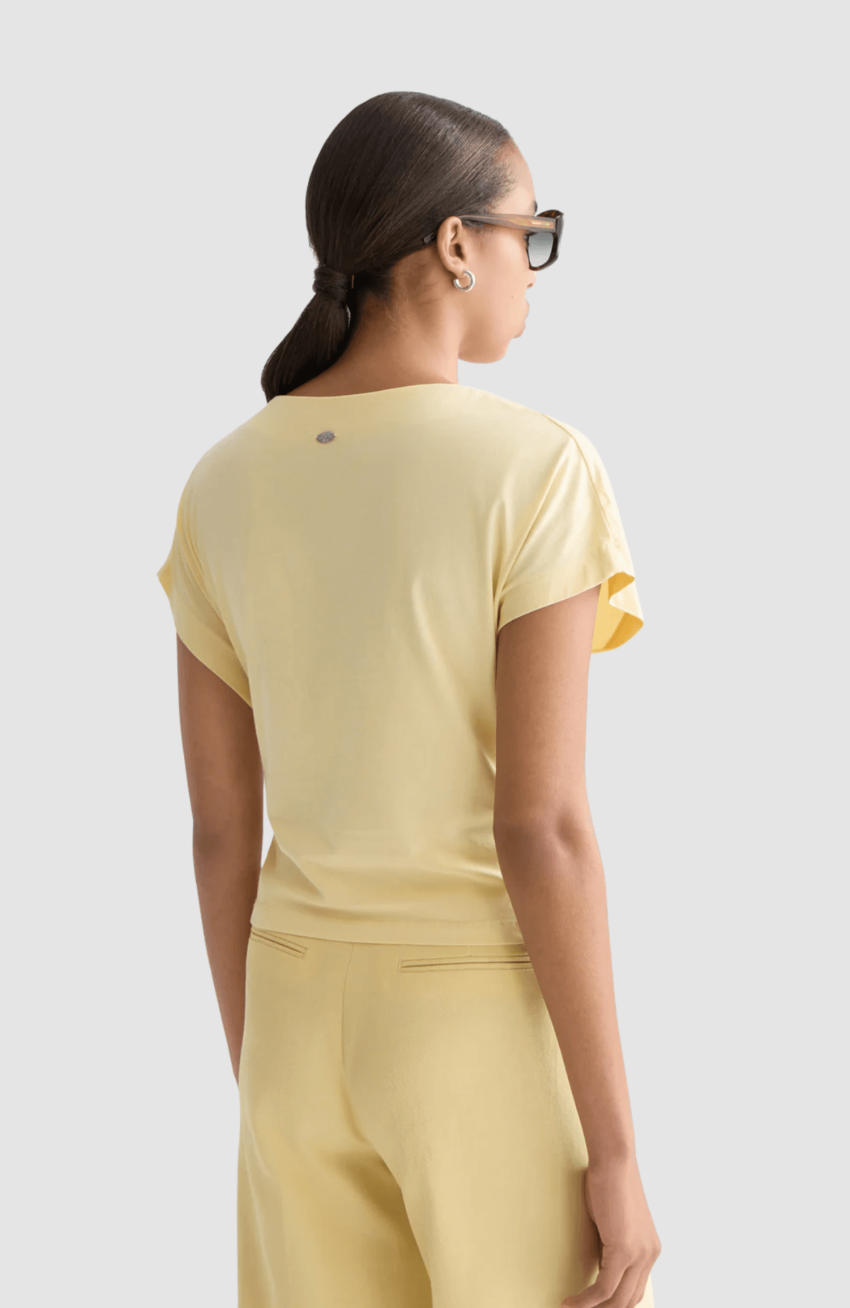 Knotted slash neck T-shirt