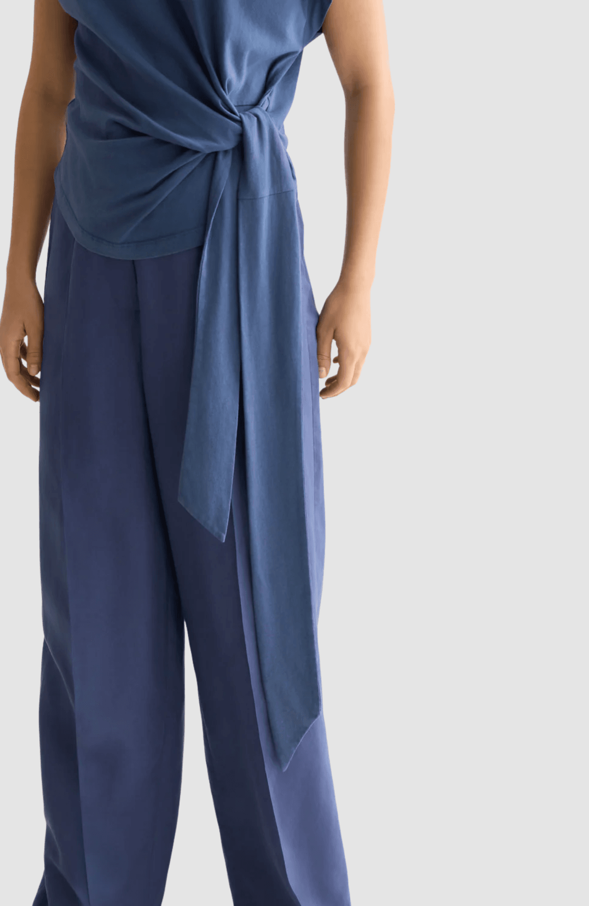 Knotted slash neck T-shirt