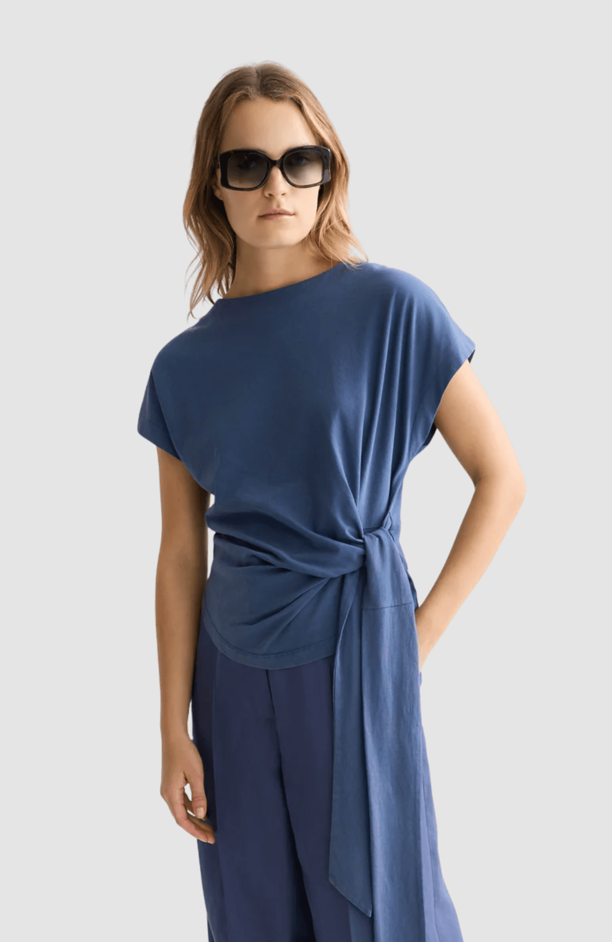 Knotted slash neck T-shirt